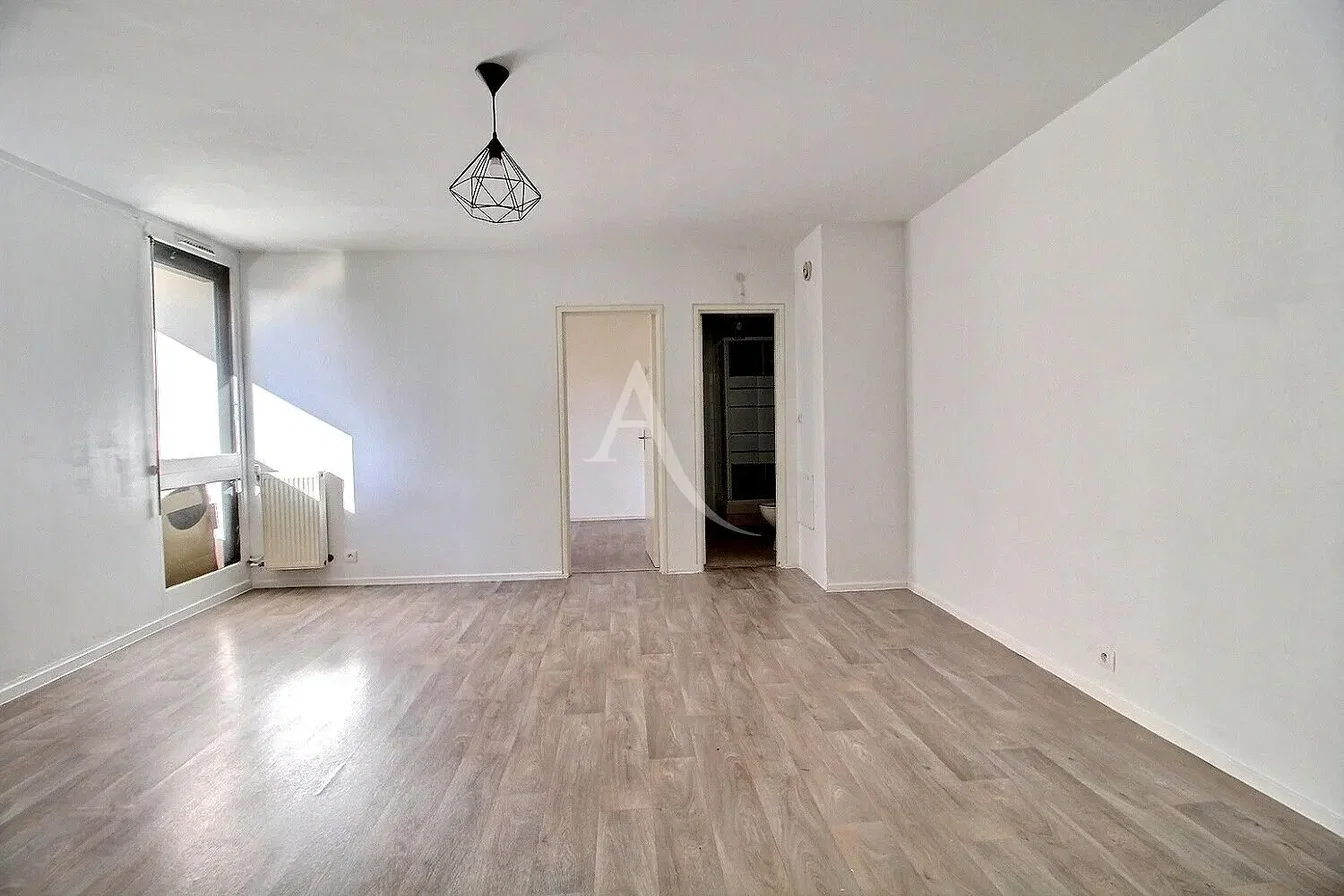 Wohnzimmer; tageslicht, holzboden, renoviert