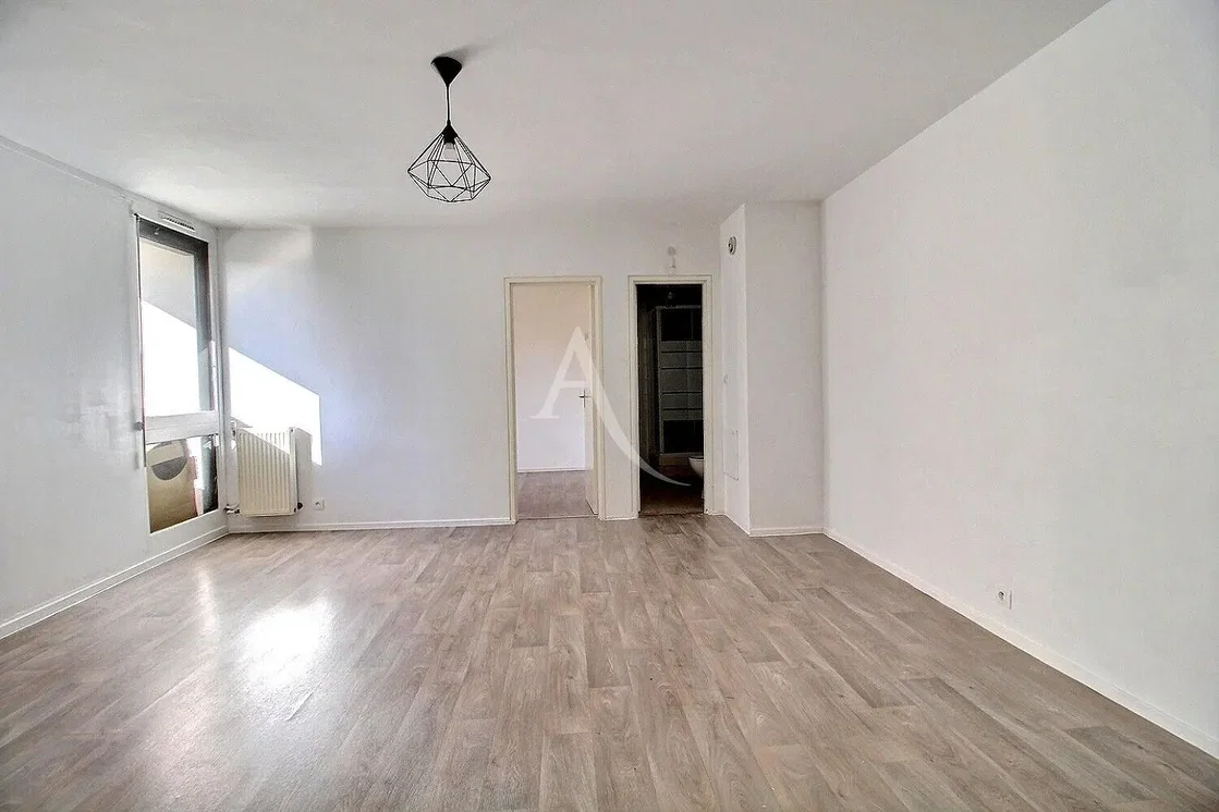 Wohnzimmer; tageslicht, holzboden, renoviert