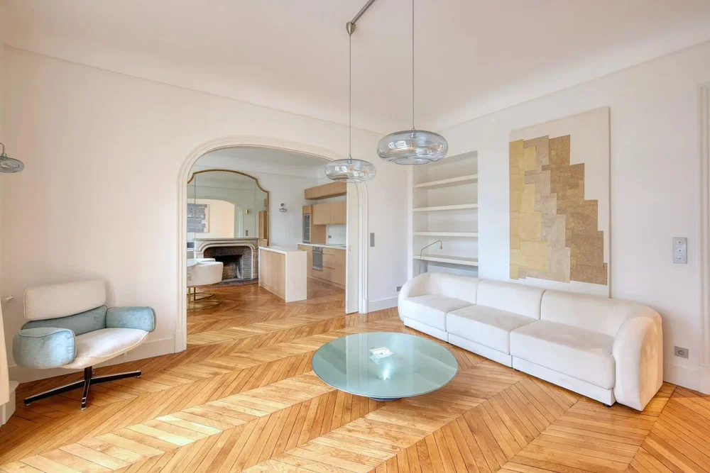 Woonkamer; houten vloer, natuurlijk licht, moderne stijl