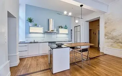 Mutfak; ahşap zemin, doğal ışık, modern stil