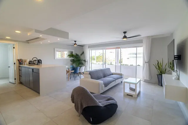 Wohnzimmer; fliesenboden, tageslicht, moderner stil