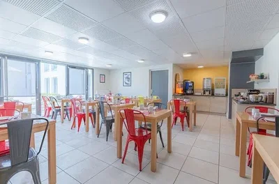 Salle à manger; carrelage, lumière naturelle