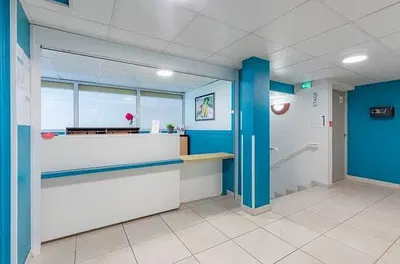 Vestiaire; carrelage, lumière naturelle