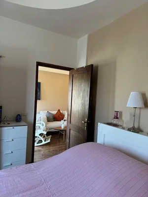 Schlafzimmer; holzboden, tageslicht, moderner stil