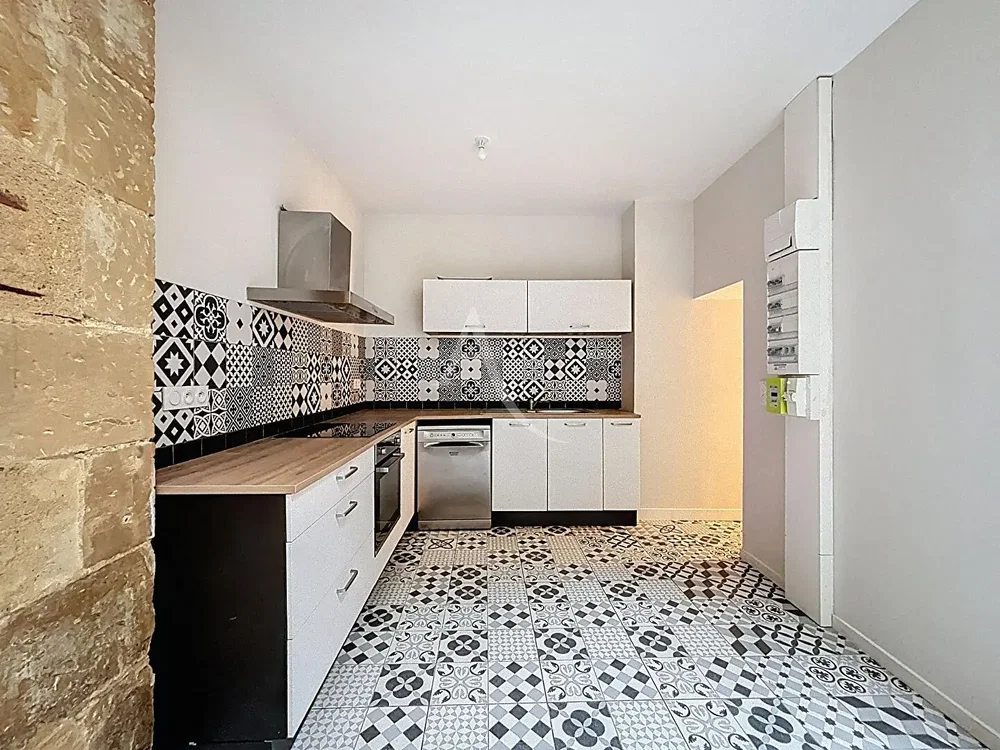 Mutfak; fayans zemin, mutfak aletleri, tadilatlı, doğal ışık