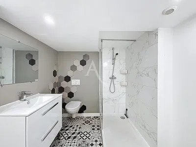 Banyo; fayans zemin, tadilatlı, doğal ışık, modern stil