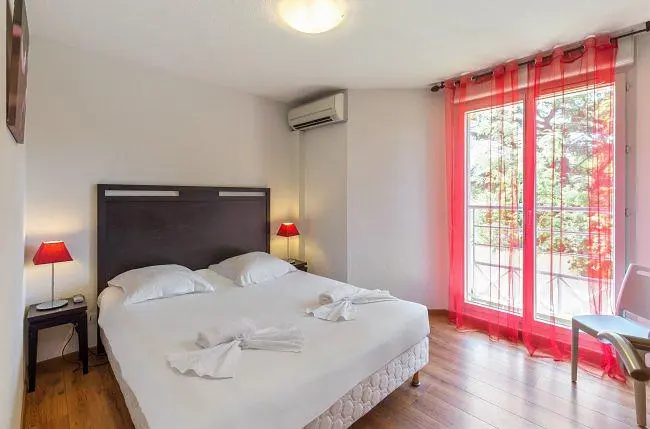 Yatak odası; doğal ışık, modern stil