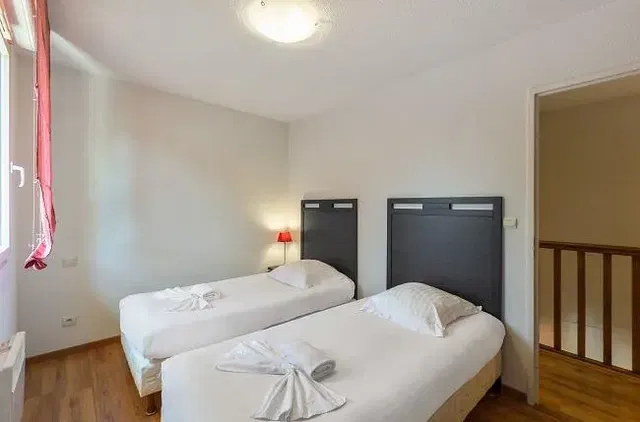 Quarto; luz natural, chão de madeira