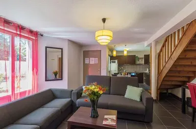 Oturma odası; doğal ışık, modern stil