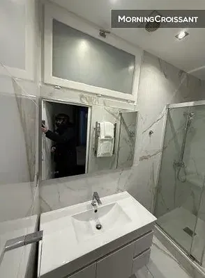 Badezimmer; fliesenboden, tageslicht, renoviert