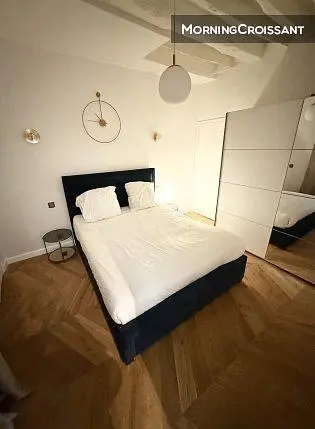 Yatak odası; ahşap zemin, modern stil, doğal ışık