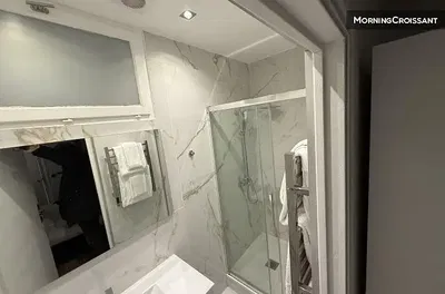 Banyo; fayans zemin, tadilatlı, doğal ışık, modern stil