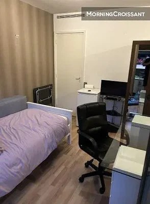 Schlafzimmer; holzboden, tageslicht