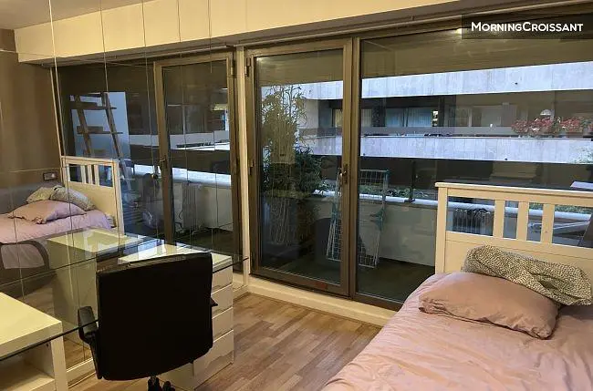 Schlafzimmer; tageslicht, holzboden