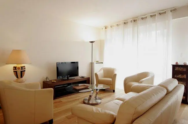 Wohnzimmer; tageslicht, holzboden, moderner stil