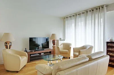 Wohnzimmer; tageslicht, holzboden, moderner stil