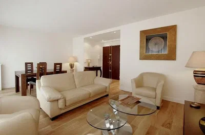 Wohnzimmer; tageslicht, holzboden, moderner stil