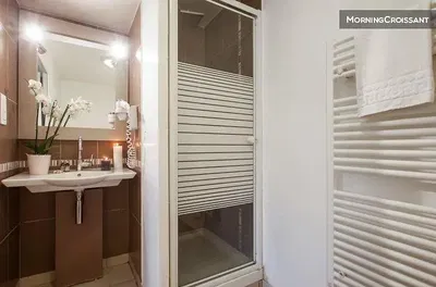 Badezimmer; fliesenboden, tageslicht, renoviert