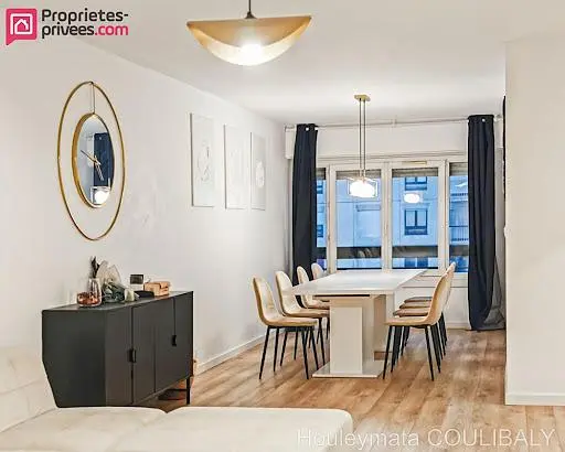 Oturma odası; doğal ışık, modern stil, ahşap zemin