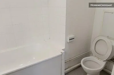 Badezimmer; fliesenboden, renovierungsbedürftig, tageslicht