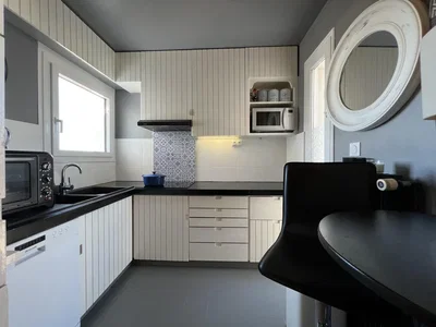 Kuhinja; kućanski aparati, prirodna svjetlost, moderan stil
