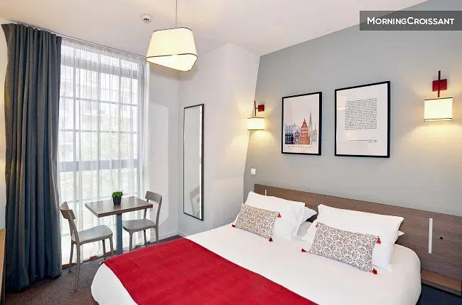 Yatak odası; doğal ışık, modern stil