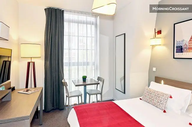 Yatak odası; doğal ışık, modern stil