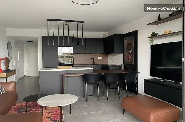 Woonkamer; keukenapparatuur, natuurlijk licht, moderne stijl, tegelvloer