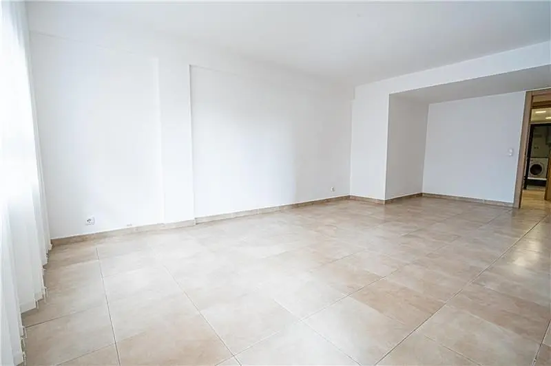 Wohnzimmer; fliesenboden, tageslicht