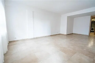 Wohnzimmer; fliesenboden, tageslicht