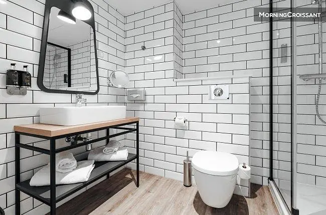 Badezimmer; fliesenboden, renoviert, tageslicht, moderner stil