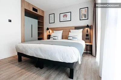 Schlafzimmer; tageslicht, moderner stil, holzboden