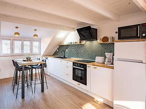 Küche; küchengeräte, tageslicht, moderner stil, holzboden
