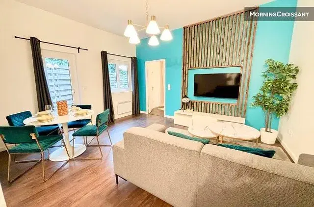 Woonkamer; natuurlijk licht, moderne stijl, houten vloer