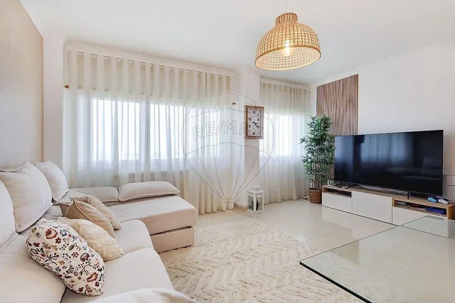 غرفة معيشة; ضوء طبيعي, أسلوب عصري, أرضية من البلاط