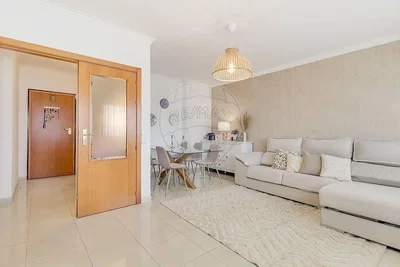 Дневна соба; плочице, природно светло, модерни стил