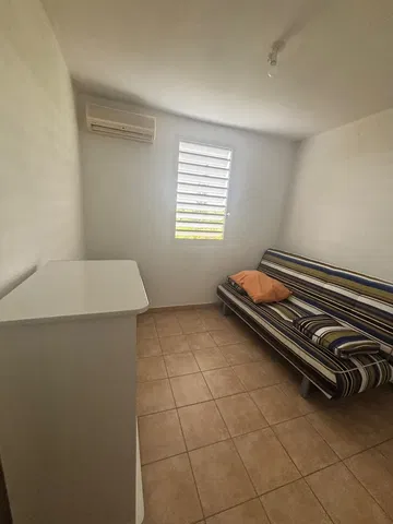 Slaapkamer; natuurlijk licht, tegelvloer
