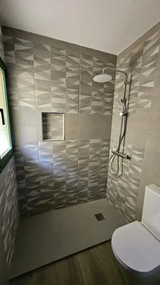 Badezimmer; fliesenboden, tageslicht, renoviert