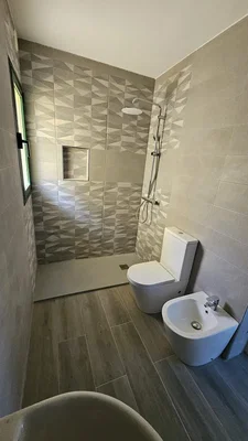 Toilette; fliesenboden, renoviert, tageslicht