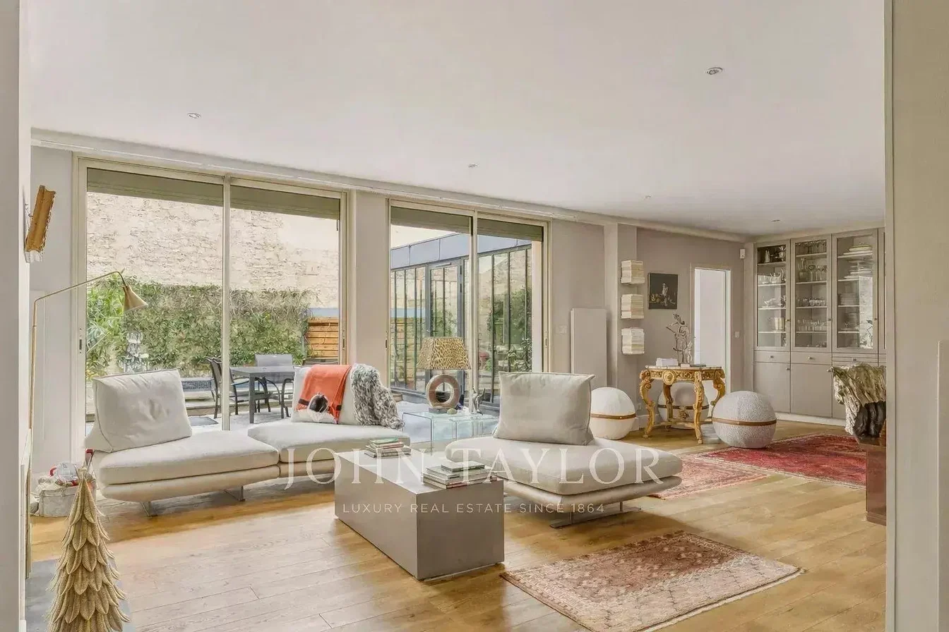 Oturma odası; manzara, ahşap zemin, doğal ışık, modern stil