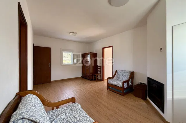 Wohnzimmer; holzboden, tageslicht