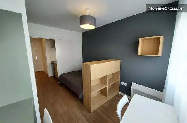 Slaapkamer; houten vloer, natuurlijk licht, moderne stijl