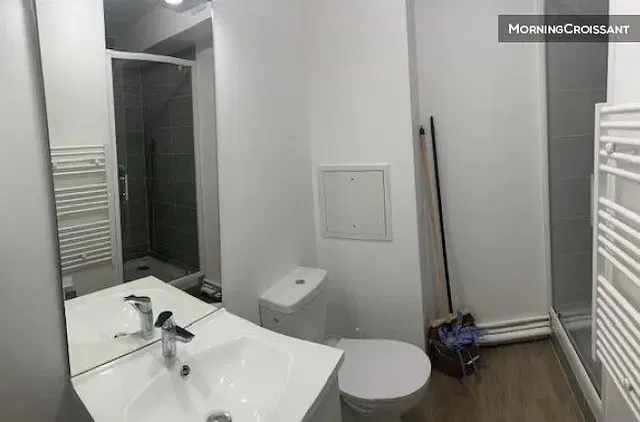 Badkamer; tegelvloer, natuurlijk licht, gerenoveerd