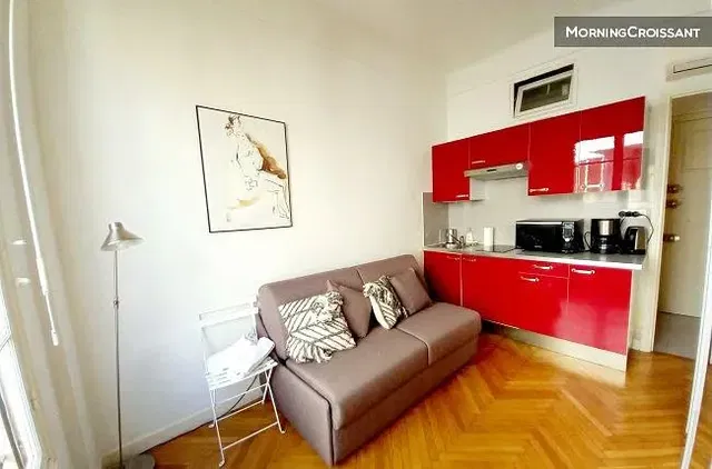 Woonkamer; houten vloer, natuurlijk licht