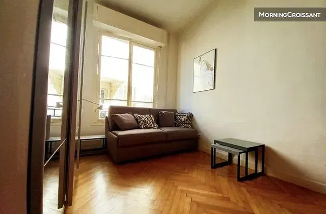 Woonkamer; natuurlijk licht, houten vloer