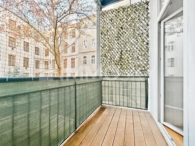 Balkon; drveni pod, pogled, prirodno svjetlo