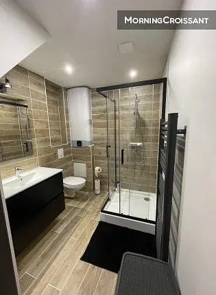 Badezimmer; fliesenboden, tageslicht, renoviert