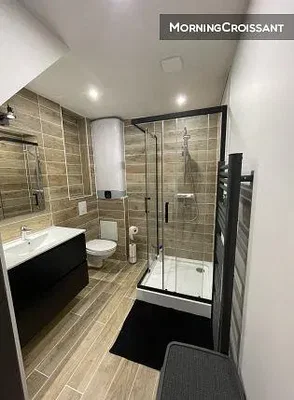 Badezimmer; fliesenboden, tageslicht, renoviert