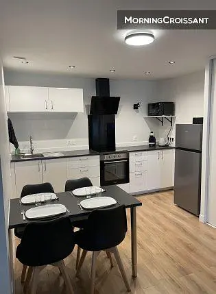Küche; küchengeräte, holzboden, tageslicht