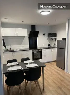 Küche; küchengeräte, holzboden, tageslicht